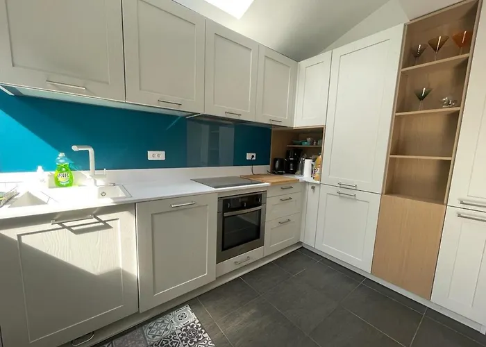 Triplex Calme Avec Terrasse, Climatisation, Proche Et Commerces A - Fr-1-474-249 *