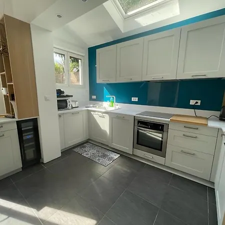 Triplex Calme Avec Terrasse, Climatisation, Proche Et Commerces A - Fr-1-474-249 *